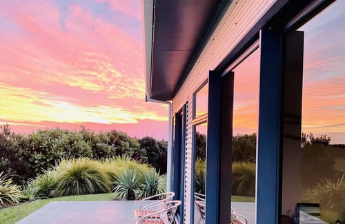 Cable Bay Maison | Bayview Retreat - Ridge-top surround views.