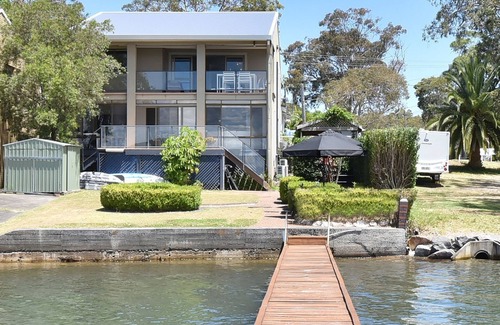 Silverwater Maison | Baywatch Waterfront Lake Retreat with Private Jetty at Silverwater Lake Macqaurie
