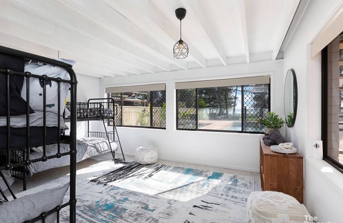Berkeley Vale Maison | BB's Lake house - Waterfront reserve with Pool