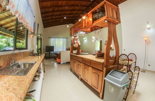 Penas Blancas Villa | BBQ RANCH, PISCINE, 4 CHAMBRES AVEC LIT KING SIZE SUR 10. 000 M2 DE PROPRIÉTÉ