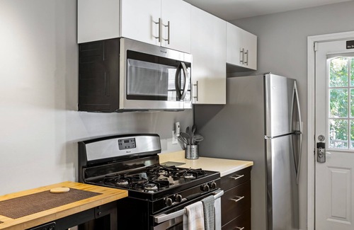 Brookwood Appartement | Le Grand Awesome Condo 2BR / 1BA (J) - Comprend des nettoyages bimensuels avec changement de linge