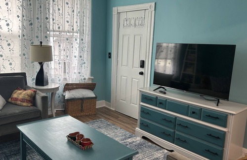 McGinley Square Appartement | Be in NYC under 20 minutes--One Bedroom with Patio in residential neighborhood