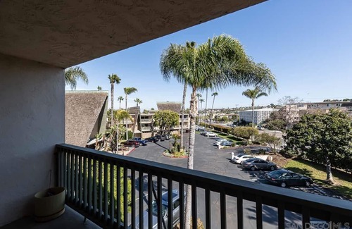 Point Loma Heights Copropriété | Beach 1BR Retro Tiki Condo Pool + Parking Balcony King Bed Top Floor