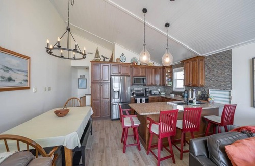 Dennisville Maison | Beach AND Bay Views- Located in the quiet north end of Sea Isle, directly across the street to beach