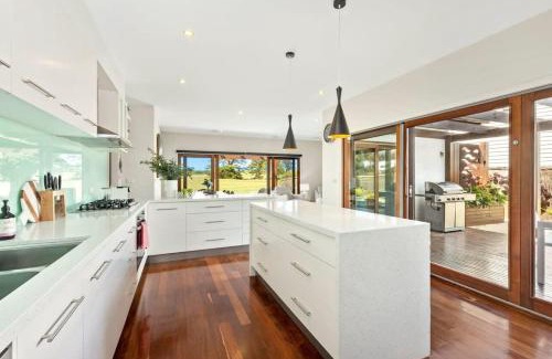 Connewarre Maison | Beach and Golf Haven With Spa Luxury Living