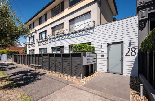 Middle Park Appartement | Beach and Track Side Delight in Middle Park