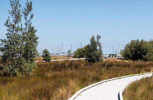 Middle Park Appartement | Beach and Track Side Delight in Middle Park