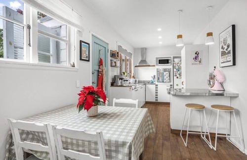 Petone Maison | Beach, bars, cafes, shops, and cinema on your doorstep!