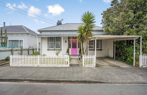 Petone Maison | Beach, bars, cafes, shops, and cinema on your doorstep!