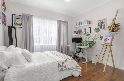 Petone Maison | Beach, bars, cafes, shops, and cinema on your doorstep!