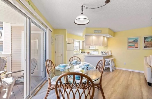 Cherry Grove Beach Copropriété | Coastal Serenity: Bright Beach Retreat Just 6 Minutes from the Sand