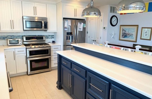 Sea Isle City Copropriété | Beach Block 6 Bedroom Condo walking distance to downtown.