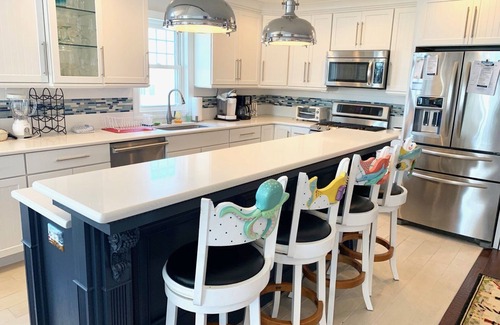 Sea Isle City Copropriété | Beach Block 6 Bedroom Condo walking distance to downtown.