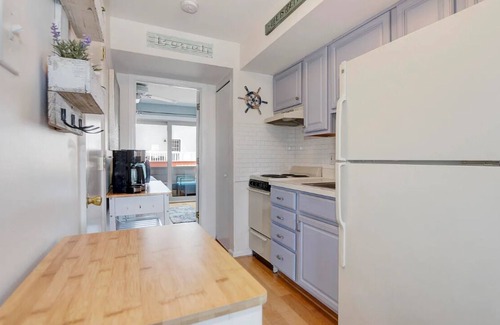 Southend Copropriété | Beach Block! Beautifully furnished 1 bed/1 bath steps to the sand