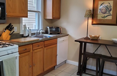 Ventnor City Copropriété | Beach, boardwalk and downtown steps away from large, well-maintained condo