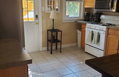 Ventnor City Copropriété | Beach, boardwalk and downtown steps away from large, well-maintained condo