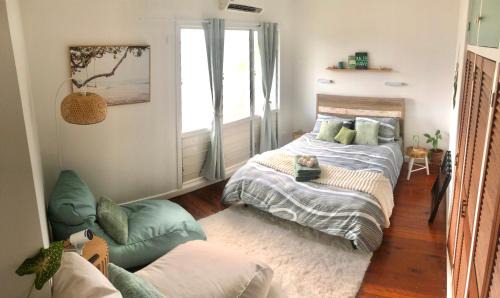 Rapid Creek Maison | BEACH Boho 70s Entire Home WALK Cafe & Beach