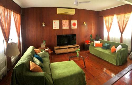 Rapid Creek Maison | BEACH Boho 70s Entire Home WALK Cafe & Beach