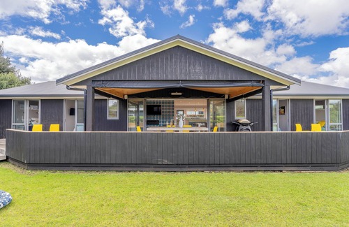 Whangapoua Maison | Beach Break Bach - Whangapoua Holiday Home