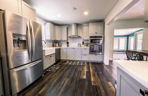 Pompano Beach Maison | Beach Breeze Inn – Theater, Pool & Arcade, Close to Ocean