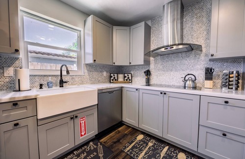 Pompano Beach Maison | Beach Breeze Inn – Theater, Pool & Arcade, Close to Ocean