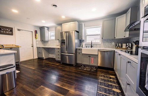 Pompano Beach Maison | Beach Breeze Inn – Theater, Pool & Arcade, Close to Ocean