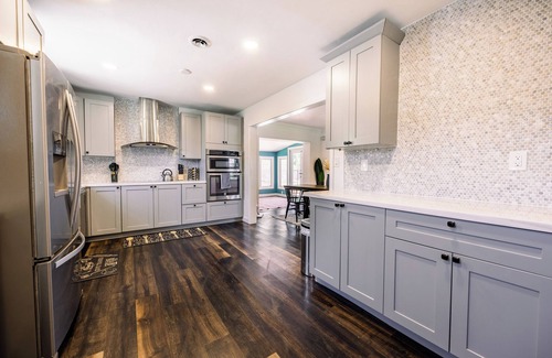 Pompano Beach Maison | Beach Breeze Inn – Theater, Pool & Arcade, Close to Ocean