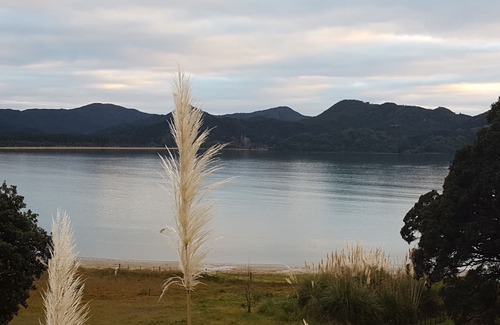 Kennedy Bay Maison | Beach, Bush, Birdsong et des vues incroyablement belles avec une touche de luxe.