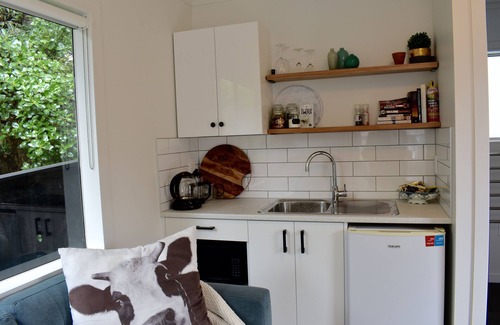 Paraparaumu Beach Maison | Beach, Cafes, Golf, Sun & Privacy at Paraparaumu Beachside Studio w sea view