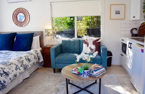 Paraparaumu Beach Maison | Beach, Cafes, Golf, Sun & Privacy at Paraparaumu Beachside Studio w sea view