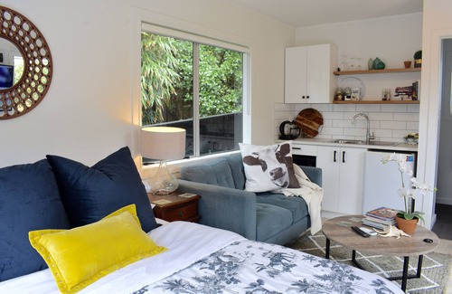 Paraparaumu Beach Maison | Beach, Cafes, Golf, Sun & Privacy at Paraparaumu Beachside Studio w sea view