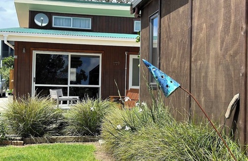 Kuaotunu Chalet De Ski | "Beach Chalet" bookable together with "Beach Baby Cottage"