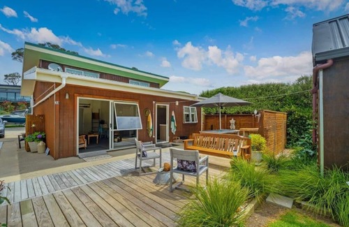 Kuaotunu Chalet De Ski | "Beach Chalet" bookable together with "Beach Baby Cottage"