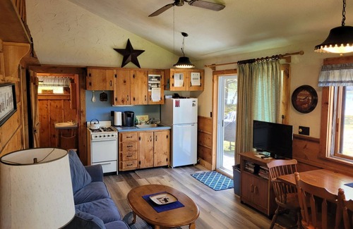 Franklin Cottage | Chalet rustique sur l'eau - privé et les animaux de compagnie!