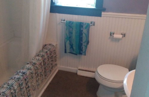 East Marion Cottage | Beach cottage with private bay beach access!