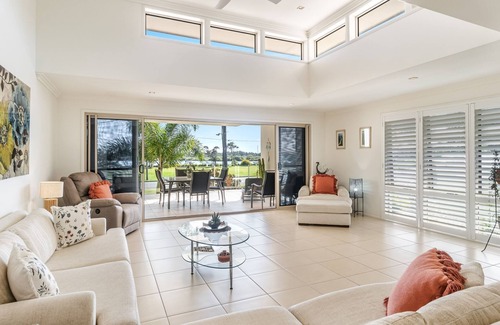 Yamba Villa | ÉVASION DE PLAGE - VUE DE LUXE ET DE RIVIÈRE