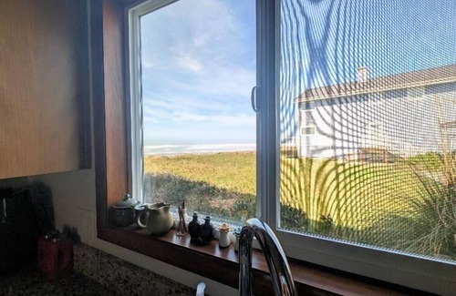 Florence Maison | Beach Front, Dog Friendly, 2 Bd, 2 Bath stunning views