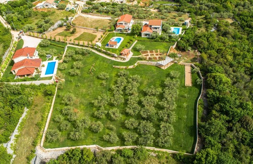 Milohnici Maison | Belle maison à Linardici avec jacuzzi