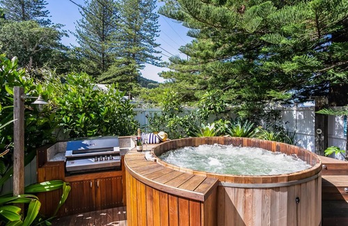 Patonga Maison | Beach Front House Outdoor Hot Tub Sauna