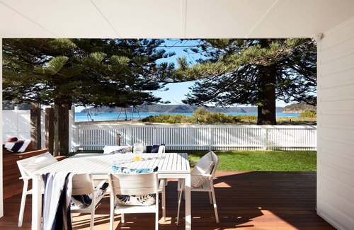 Patonga Maison | Beach Front House Outdoor Hot Tub Sauna