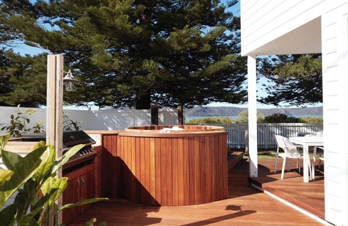 Patonga Maison | Beach Front House Outdoor Hot Tub Sauna