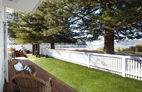 Patonga Maison | Beach Front House Outdoor Hot Tub Sauna
