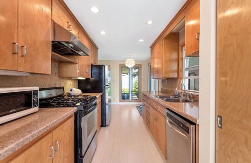 Park Point Maison | BEACH FRONT, PARK POINT, RARE FIND
