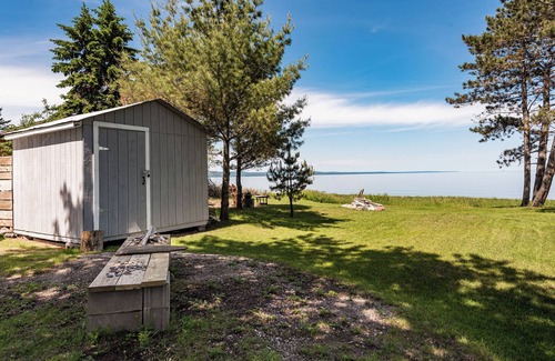 Park Point Maison | BEACH FRONT, PARK POINT, RARE FIND