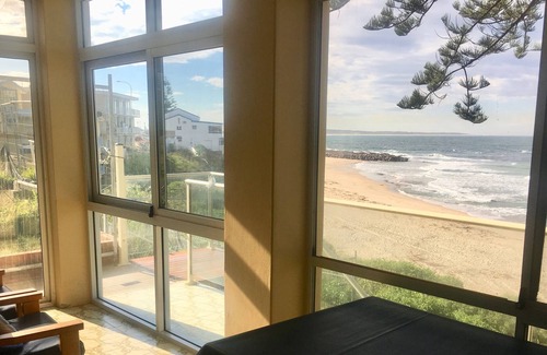 Blue Bay Appartement | PROPRIÉTÉ FRONT DE PLAGE VUES DE 180 DEGRÉS AVEC PLAGE À VOTRE PORTE!