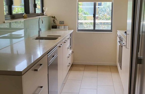 Warf Precinct Appartement | Beach front, with huge outdoor living area and views. Everything you need!
