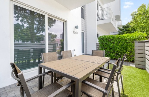 Pompano Beach Maison | Beach Getaway | 4BR w/ Balconies | Steps from Sand