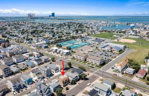 Southend Maison | Beach Getaway Parking 2 blocks to Beach