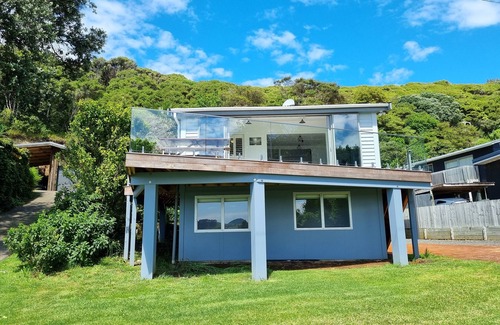 Te Kouma Maison | Escapade sur la plage avec vue imprenable sur l'océan et l'île - À 70 mètres de la plage!