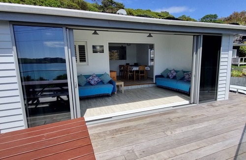 Te Kouma Maison | Escapade sur la plage avec vue imprenable sur l'océan et l'île - À 70 mètres de la plage!